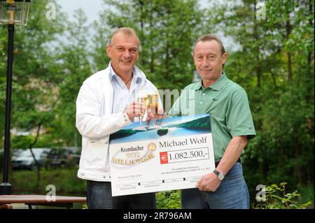 Krombacher Tormillionär Michael Wolf und Fußball Rekordnationalspieler Joachim Streich. Banque D'Images