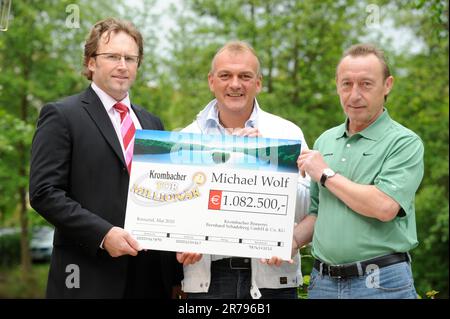 Krombacher Tormillionär Michael Wolf und Fußball Rekordnationalspieler Joachim Streich. Banque D'Images