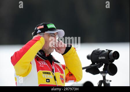 Uwe MÜSSIGGANG (Bundetrain Biathlon Frauen) Steht am Fernglas Biathlon 10km Verfolgung der Frauen 24,1.2010. Banque D'Images