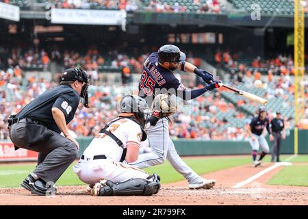 Cam Gallagher (35), le receveur des Gardiens de Cleveland, entrant en contact avec le terrain et frappant une mouche sacrifice, Will Brennan marque en haut de la 5e manche contre les Orioles de Baltimore à Oriole Park à Camden Yards à Baltimore, MD le 29 mai 2023 (Alyssa Howell/image of Sport) Banque D'Images