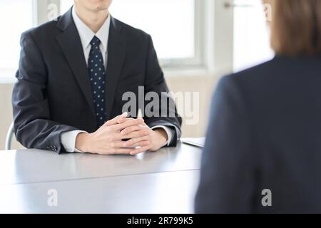 Un homme dans un poste de gestion qui interviewe un employé Banque D'Images