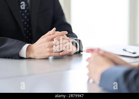 Un homme dans un poste de gestion qui interviewe un employé Banque D'Images