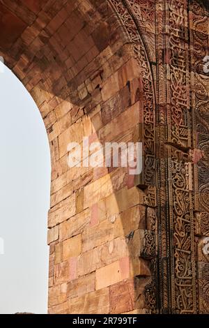 Alai Darwaza partie historique complexe Qutb dans le sud de Delhi, Inde, la porte principale de l'Alai Darwaza décorée de grès rouge et de marbre blanc incrusté décorati Banque D'Images