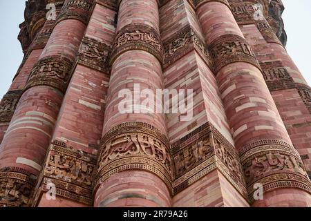 Éléments décoratifs de la tour de minaret Qutb Minar partie du complexe de Qutb dans le sud de Delhi, Inde, inscriptions arabes anciennes sur le grand minaret de grès rouge towe Banque D'Images