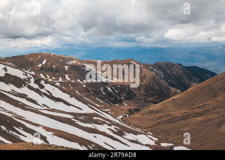 Vue panoramique sur les chaînes de montagnes enneigées des Pyrénées par une journée d'automne dans un ciel nuageux. Concept de voyage pour les amateurs d'escalade et de ski Banque D'Images