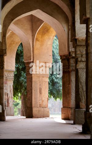 Colonnes de la tombe Sikandar Lodi dans le jardin Lodhi de New Delhi, Inde, anciens piliers indiens de la tombe de Sikandar Lodi mélange d'archit islamique et hindou Banque D'Images