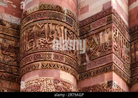 Éléments décoratifs de la tour de minaret Qutb Minar partie du complexe de Qutb dans le sud de Delhi, Inde, inscriptions arabes anciennes sur le grand minaret de grès rouge towe Banque D'Images