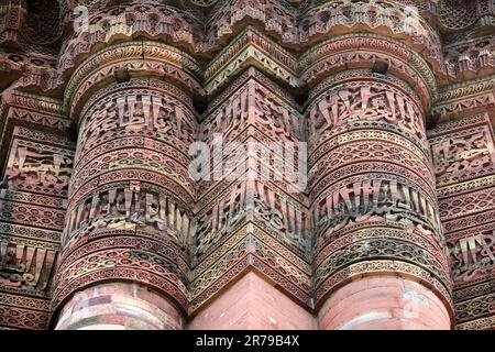 Éléments décoratifs de la tour de minaret Qutb Minar partie du complexe de Qutb dans le sud de Delhi, Inde, inscriptions arabes anciennes sur le grand minaret de grès rouge towe Banque D'Images