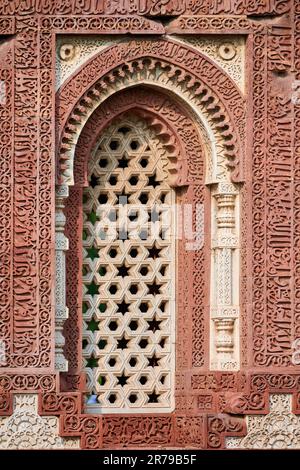 Volets décoratifs de fenêtre d'Alai Darwaza point de repère partie du complexe de Qutb dans le sud de Delhi, Inde, grès rouge et marbre blanc incrusté ancienne fenêtre d Banque D'Images