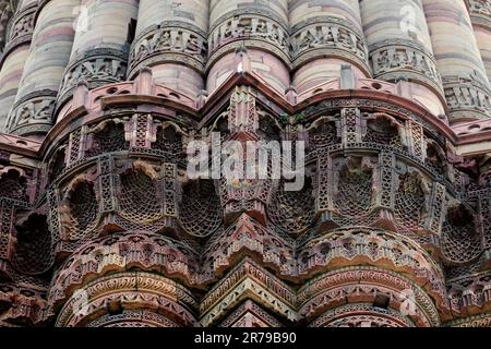 Éléments décoratifs de la tour de minaret Qutb Minar partie du complexe de Qutb dans le sud de Delhi, Inde, inscriptions arabes anciennes sur le grand minaret de grès rouge towe Banque D'Images