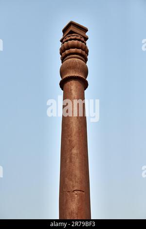 Pilier en fer de la structure de Delhi partie complexe de Qutb dans le sud de Delhi, Inde, pilier en fer résistant à la rouille repère populaire touristique à New Delhi, ancienne Banque D'Images