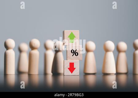 Gros plan cubes de bois avec symbole de pourcentage, pourcentage et flèches d'augmentation vers le haut sur les cubes de bois. Les taux d'intérêt financier des prêts hypothécaires augmentent ou le prix Banque D'Images