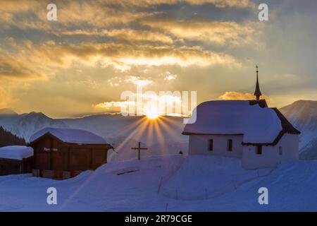 Bettmeralp, Suisse - 28 février. 2021: Chapelle Maria dans la neige (Kapelle zum Schnee) au lever du soleil - l'architecture historique dans l'al suisse Banque D'Images