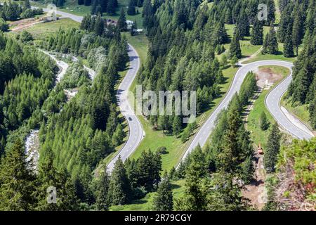 Route sinueuse de Maloja en été, canton des Grisons, Suisse. C'est l'une des routes de passage les plus spectaculaires dans les montagnes des Alpes. Banque D'Images