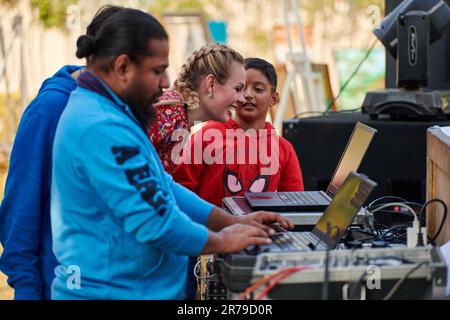 New Delhi, Inde - 10.12.2022 - DJ indien en sweat-shirt bleu travaillant à la fête extérieure avec console de mixage DJ, extérieur musique indienne partie familiale privée Banque D'Images