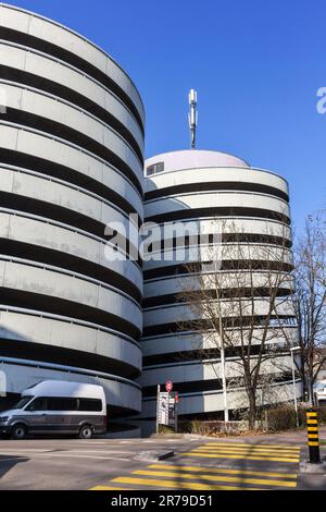 Bâle, Suisse - 08 mars 2021: Le double cercle de sortie du parking du parc des expositions de Bâle, Suisse. Banque D'Images