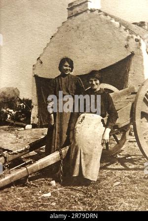 Une vue de 1931 de deux filles de la ferme du Connemara , Irlande . Banque D'Images