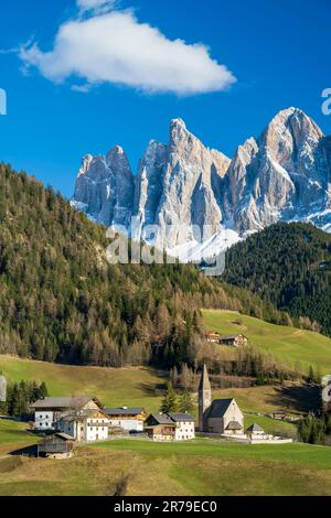 St. Magdalena-Santa Maddalena avec le groupe de montagne Odle (Geislergruppe) derrière, Dolomites, Villnoss-Funes, Trentin-Haut-Adige/Sudtirol, Italie Banque D'Images