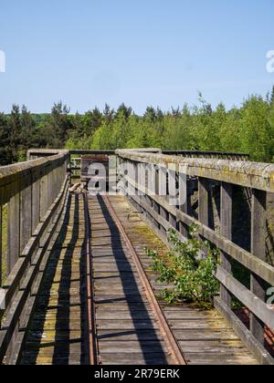 Piste de camion à charbon menant au bâtiment de pesage de la mine de charbon au musée Beamish, comté de Durham, Royaume-Uni Banque D'Images