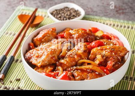 Remuez le poulet au poivre avec les poivrons doux, l'oignon, l'ail et le gingembre sur le bol de la table. Horizontale Banque D'Images