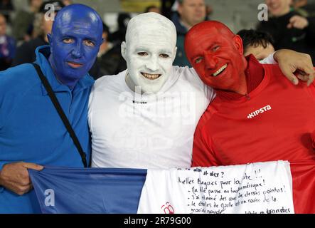 Les supporters attendent le match de 2 quart de finale entre l'Angleterre et la France de la coupe du monde de rugby 2011, Eden Park, Auckland, Nouvelle-Zélande, samedi, 08 octobre 2011. Banque D'Images