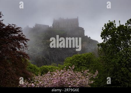 Le château d'Édimbourg dans le brouillard au crépuscule, vu des Princes Street Gardens au printemps, Edimbourg, Écosse, Royaume-Uni. Banque D'Images