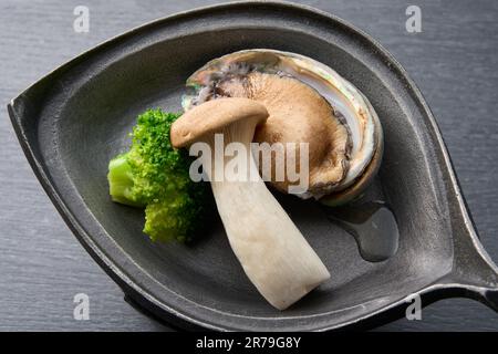 Cuisine japonaise, alone grillée sur une plaque de céramique Banque D'Images