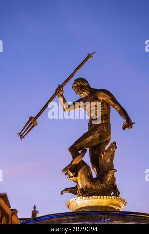 La statue de la fontaine de Neptune au crépuscule dans la ville de Gdansk en Pologne. Dieu des mers et de l'eau douce dans la mythologie romaine contre le ciel du soir, chef-d'œuvre br Banque D'Images