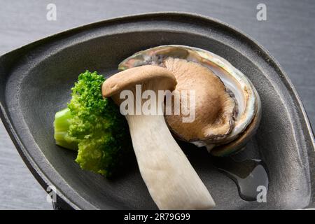 Cuisine japonaise, alone grillée sur une plaque de céramique Banque D'Images