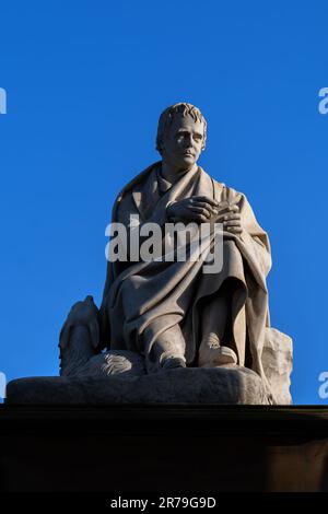 La statue de Sir Walter Scott au coucher du soleil à Édimbourg, en Écosse, au Royaume-Uni. Conçu par John Steell, situé à l'intérieur du monument Scott, en Carrare blanc Banque D'Images