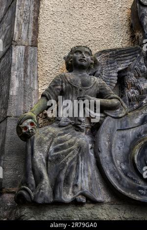 Sculpture d'un ange au crâne et d'une aile à Greyfriars Kirkyard à Édimbourg, en Écosse. Banque D'Images