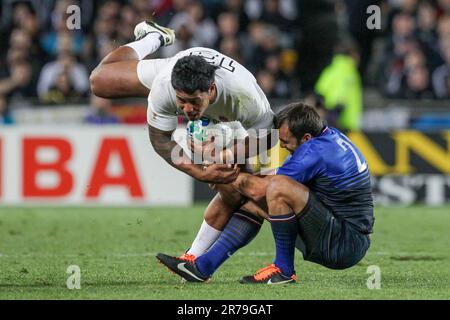 Le Manu Tuilagi d'Angleterre est affronté par David Marty en France lors du quart de finale 2 du match de la coupe du monde de rugby 2011, Eden Park, Auckland, Nouvelle-Zélande, samedi, 08 octobre 2011. Banque D'Images