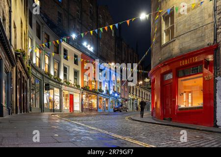 Victoria Street et West Bow la nuit dans la ville d'Édimbourg, en Écosse. Route sinueuse pittoresque dans la vieille ville avec des bâtiments colorés et magasin de détail Banque D'Images