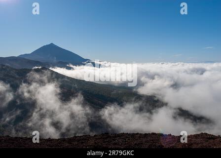 Vue panoramique des montagnes contre le ciel Banque D'Images