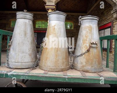 Trois réservoirs de lait en métal sur une voiturette à la gare de la ville au musée Beamish, Stanley, comté de Durham Banque D'Images