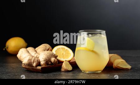 Ale de gingembre avec glace et citron. Boisson probiotique bio au citron et au gingembre maison. Copier l'espace. Banque D'Images