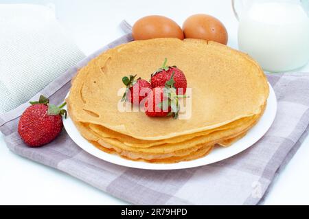 Crêpes avec fraises et ingrédients pour la cuisson Banque D'Images