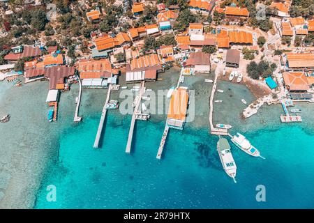 Vue aérienne d'un village de pêcheurs et port de plaisance Banque D'Images