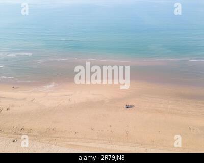 Vue aérienne de la grande plage et des dunes de sable de Camber Sands sur la côte est du Sussex Banque D'Images