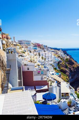 Thera,Santorini,Grèce,7 septembre 2013: Hôtels et restaurants de luxe perchés sur le bord de la falaise de la Caldera avec une vue imprenable sur la mer à Fira Banque D'Images