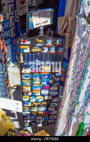 Aimants de réfrigérateur et amulettes orientales traditionnelles à vendre dans la rue de Fira-capitale de Santorini.Greece .l'amulette de perles d'oeil est connu sous le nom de nazar Banque D'Images
