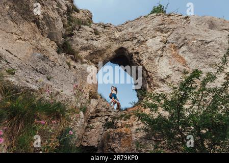 Femme debout sur Rock avec Vizsla Dog Banque D'Images