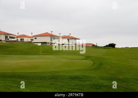 Parcours de golf vert parfaitement coupé, dans un complexe de logements au bord de la mer Banque D'Images