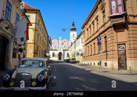 Scène vintage dans les rues de Zagreb avec St. L'église de Mark en arrière-plan Banque D'Images