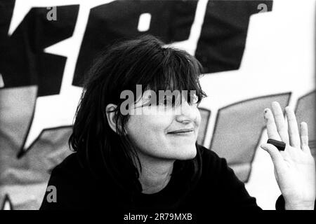 ELASTICA, READING FESTIVAL, 2000 : Justine Frischmann du groupe indie rock Elastica dans The Signing Tent au Reading Festival, 26 août 2000. Photo : Rob Watkins. INFO : Elastica, un groupe de rock alternatif britannique formé en 1992, est acclamé avec leur premier album éponyme. Des hits comme 'Connection' ont présenté leurs influences post-punk et New wave. Dirigée par Justine Frischmann, la contribution d'Elastica à l'ère Britpop est significative. Banque D'Images