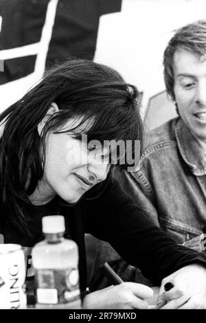 ELASTICA, READING FESTIVAL, 2000 : Justine Frischmann du groupe indie rock Elastica dans The Signing Tent au Reading Festival, 26 août 2000. Photo : Rob Watkins. INFO : Elastica, un groupe de rock alternatif britannique formé en 1992, est acclamé avec leur premier album éponyme. Des hits comme 'Connection' ont présenté leurs influences post-punk et New wave. Dirigée par Justine Frischmann, la contribution d'Elastica à l'ère Britpop est significative. Banque D'Images