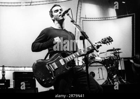 KELLY JONES, STEREOPHONICS, CONCERT, 1999 : Kelly Jones du groupe de rock gallois The Stereophonics jouant en concert au Cardiff International Arena CIA à Cardiff, pays de Galles, Royaume-Uni le 17 décembre 1999. Photographie : Rob Watkins. INFO : Stereophonics, un groupe de rock gallois, a émergé dans les années 1990 en tant que personnalités éminentes du rock britannique. Avec la voix râpeuse de Kelly Jones et des tubes comme 'Dakota', ils ont obtenu un succès commercial. Leur discographie reflète un mélange diversifié de genres rock. Banque D'Images