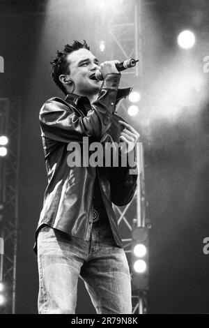 Gareth Gates jouant en direct à radio 1 un grand dimanche au stade Morfa à Swansea le 16 juin 2002. Photo: Rob Watkins Banque D'Images