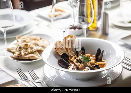 Fruits de mer et soupe de poisson servis dans un restaurant italien dans un cadre chic. Banque D'Images