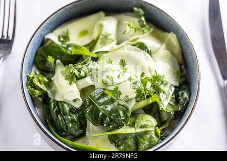 Vue de dessus de la salade avec des feuilles d'épinards et des tranches fines de chou-rave avec persil. Banque D'Images